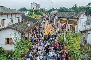 阿克：一年内赢得这么多奖杯难以置信 跟着瓜帅每天都能学新东西